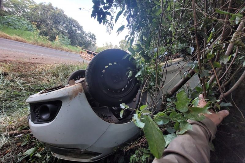 Carro capotou após colisão em Palmitos 