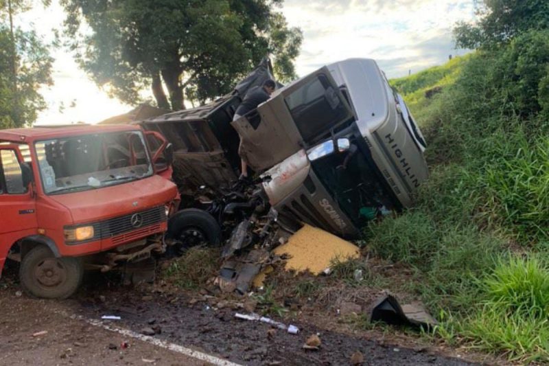 Acidente entre caminhões deixa homem gravemente ferido em SC