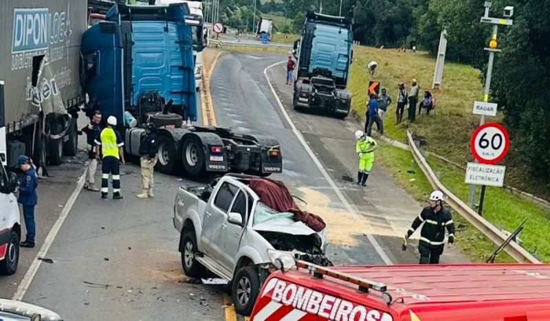 Acidente entre dois caminhões e caminhonete travou a BR-116 nesta sexta-feira (10)