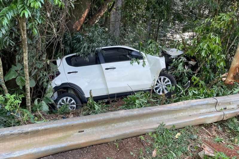 Buraco na pista causa acidente e deixa três feridos em rodovia de SC