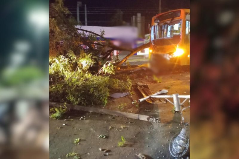 Acidente entre carro e ônibus ocorreu na madrugada de sexta