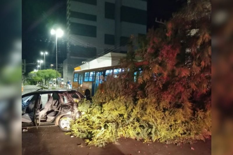 Carro e ônibus se envolveram em um acidente na madrugada desta sexta