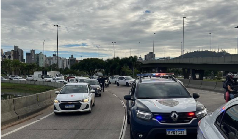 Acidente na cabeceira da ponte causa lentidão desde São José 