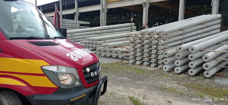 Poste cai e passa por cima de trabalhador durante manutenção em SC