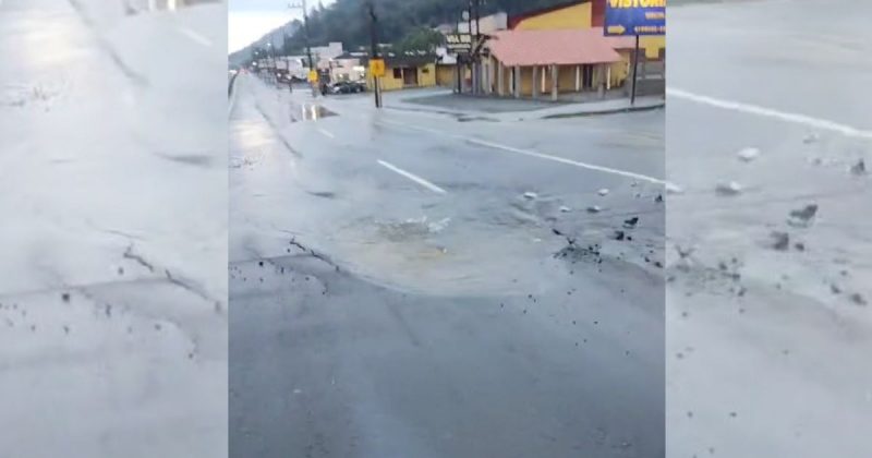 Rede de água rompe e cede asfalto na BR-280 