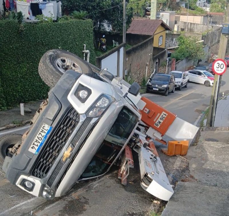 Caminhonete tombada na Agronômica