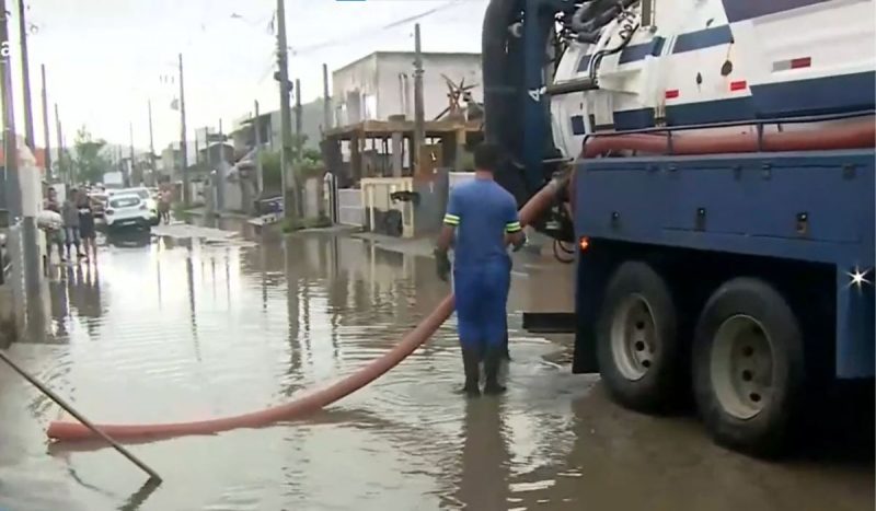 Caminhões de hidrojato drenam água nas ruas do bairro Rio Vermelho, em Florianópoli