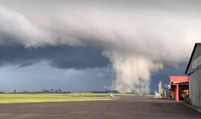 Nuvem Scud ou escudo aeroporto de Chapecó no dia 21/03/2024