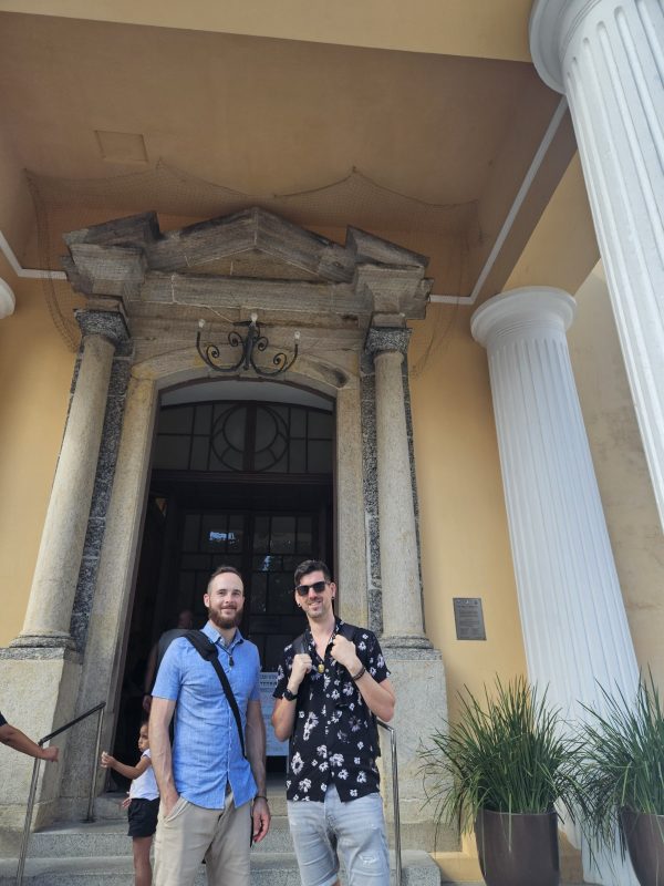 Alex e Matt ficaram impressionados com a riqueza arquitetônica da Catedral Metropolitana - Foto: Valeska Loureiro/ND