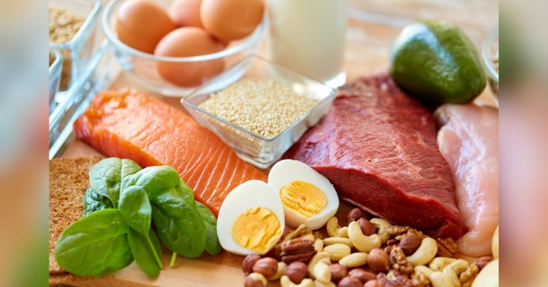 Imagem com alimentos, como salmão, carne vermelha, ovo, couve e amendoim