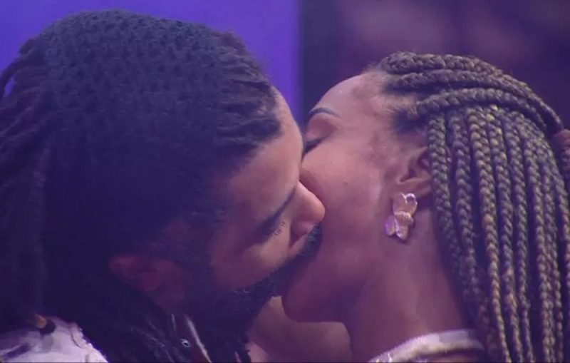 Aline e Diogo se beijando