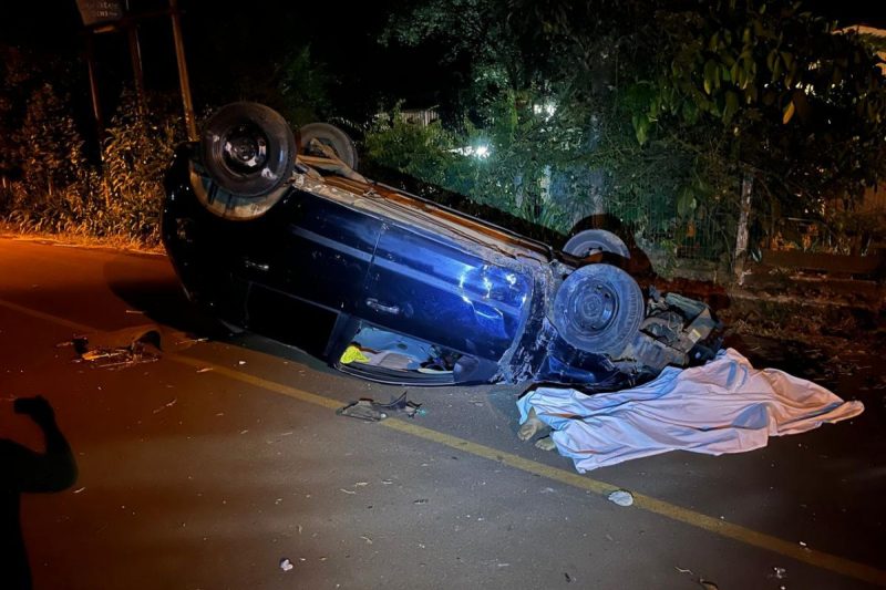 Carro bate em muro, capota e homem morre em Chapecó