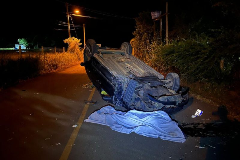 Carro bate em muro, capota e homem morre em Chapecó