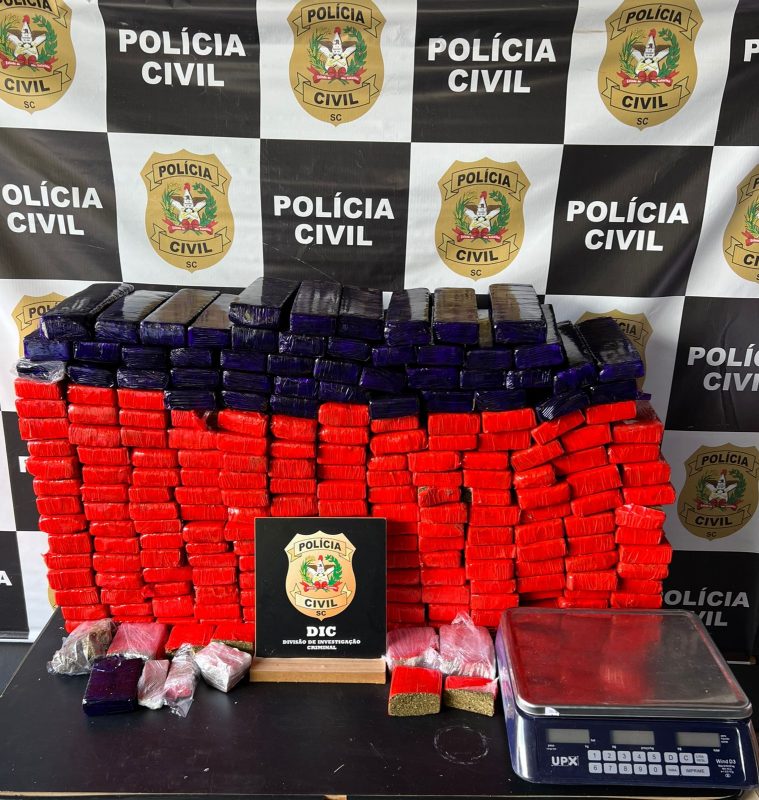 Mais de 100 kg de maconha apreendidos em cima de uma mesa na Delegacia de Polícia Civil 