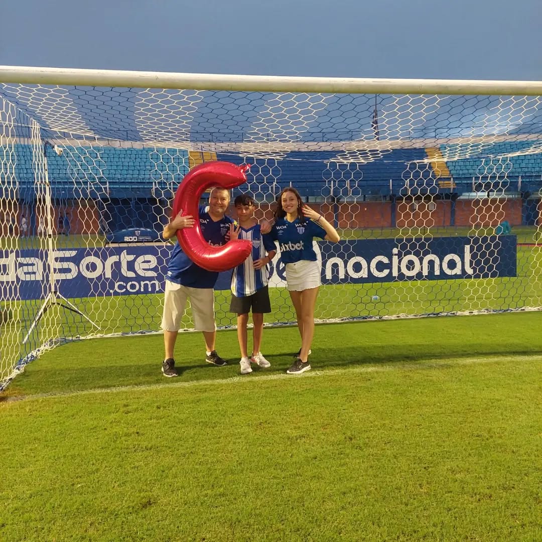 Ariel com os filhos Bastián e Florência na Ressacada após o clássico de 2023 - Arquivo Pessoal/ND