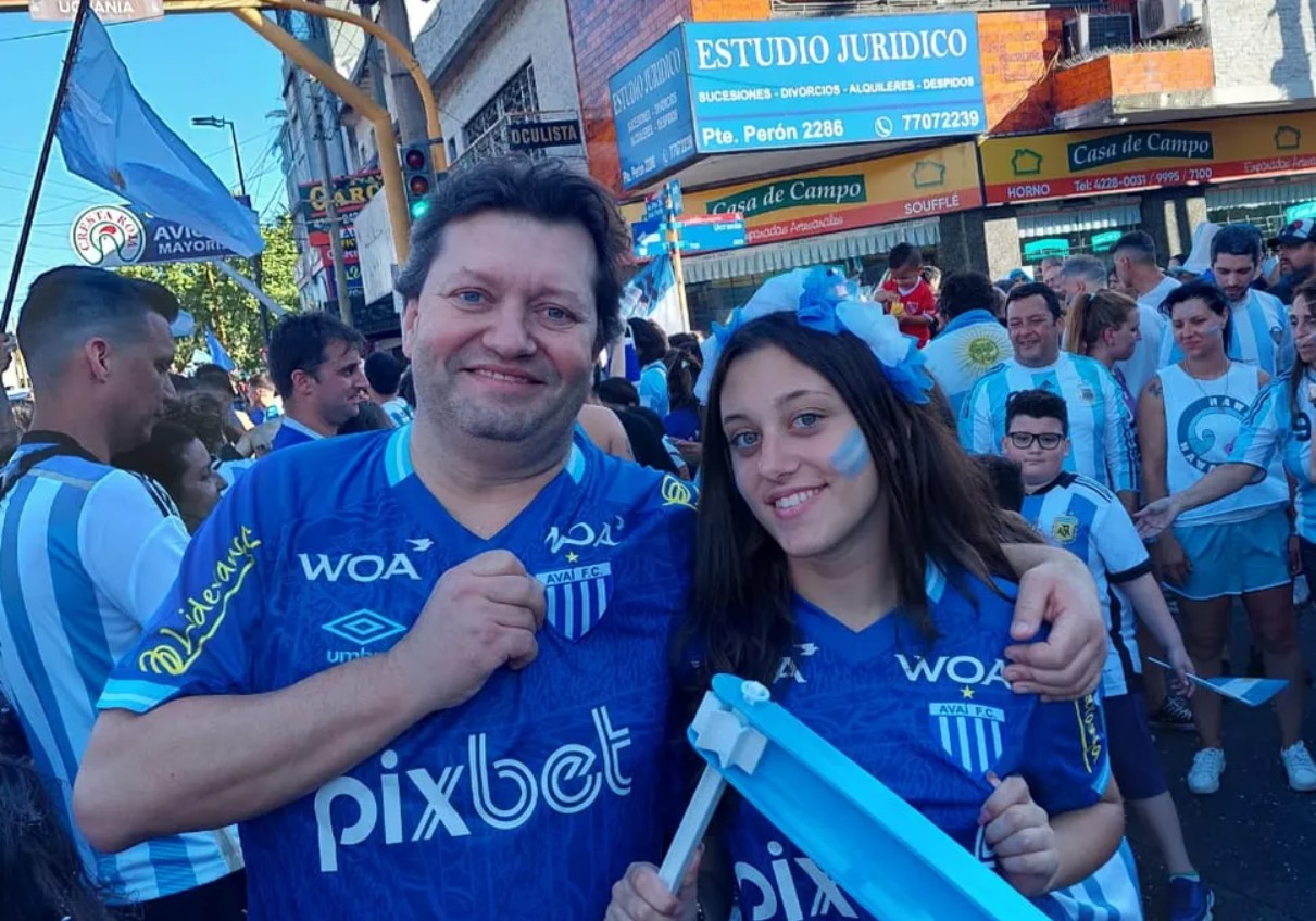 Ariel e a filha Florência comemoram a Copa de 2022 da Argentina - Arquivo Pessoal/ND