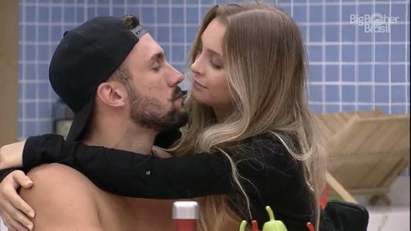 Arthur e Carla Diaz se envolveram no BBB 21