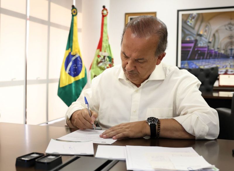 Governador assinando ordens de serviço para obras contra enchentes em SC