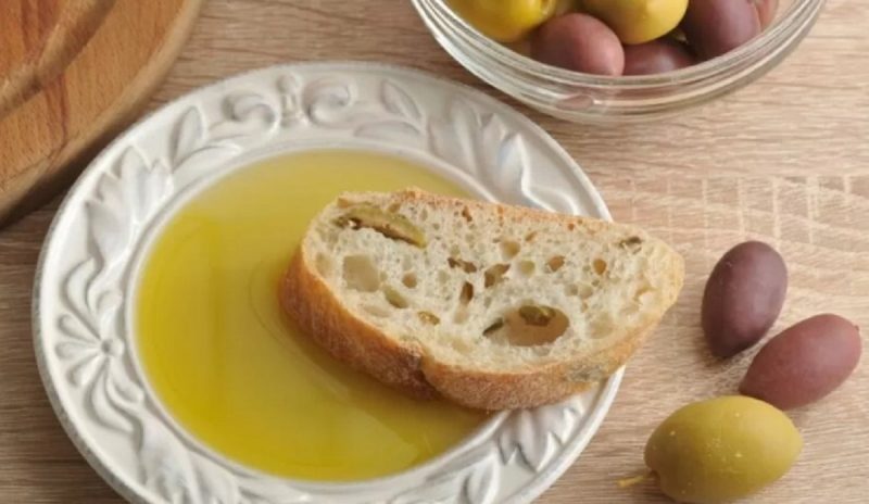 na foto aparece um prato com pão e um substituto do azeite de oliva