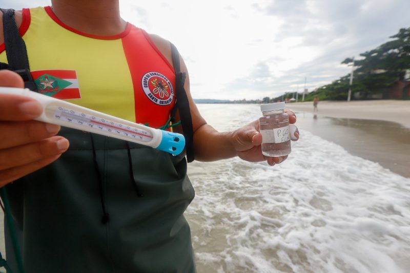 Bombeiro realizado teste de balneabilidade em praia de Santa Catarina