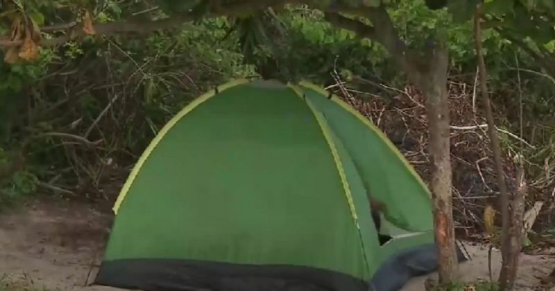 Imagem mostra barraca verde na praia dos Ingleses, em Florianópolis