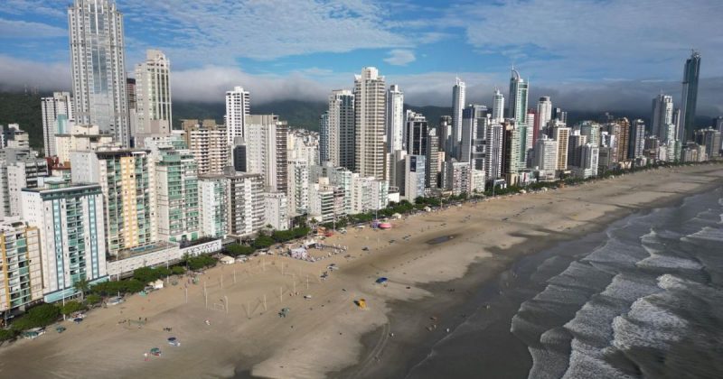 Imagem mostra praia Central de Balneário Camboriú recuperada dos estragos da chuva