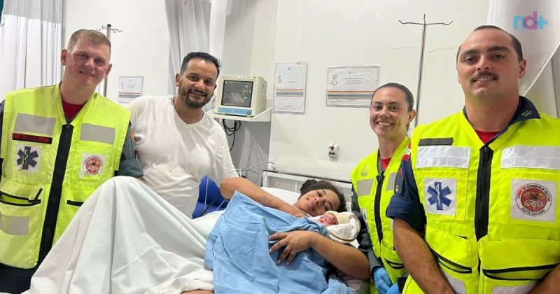 Bebê nasce durante o banho da mãe, em Navegantes; imagem mostra família já no hospital com bombeiros