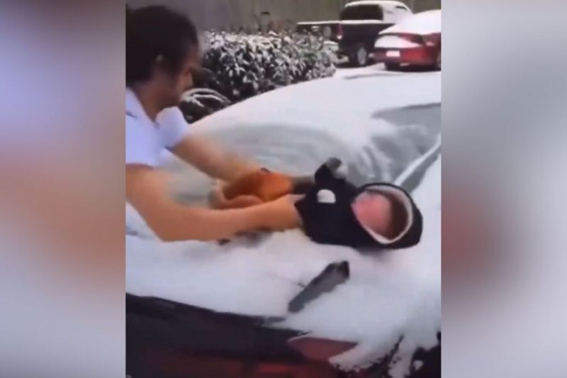 Homem usa "bebê para-brisa" para tirar neve de carro no Texas