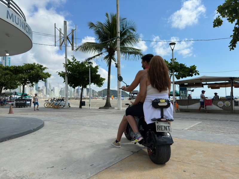 Imagem mostra casal em ciclomotor em Balneário Camboriú