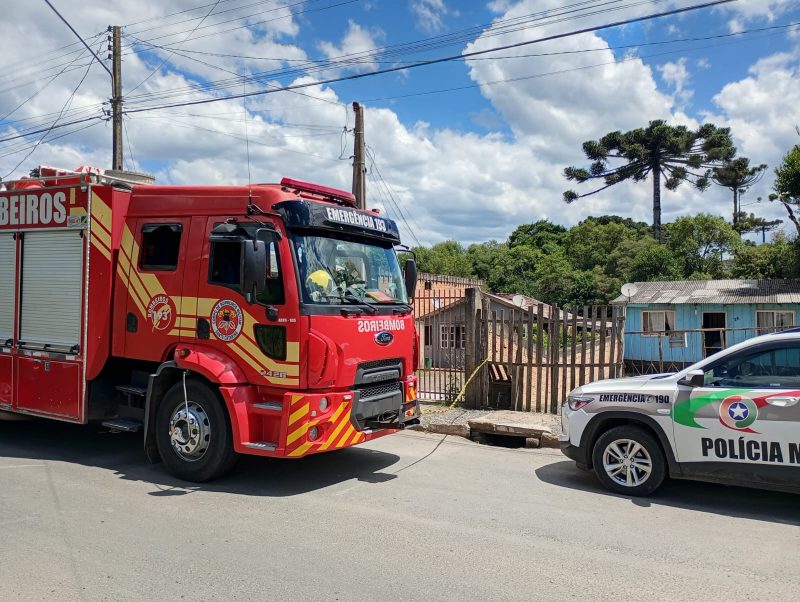 PM prendeu o homem após ele ser apontado como suspeito de incendiar a casa da sogra em Lages - Foto: CBMSC/Reprodução/ND