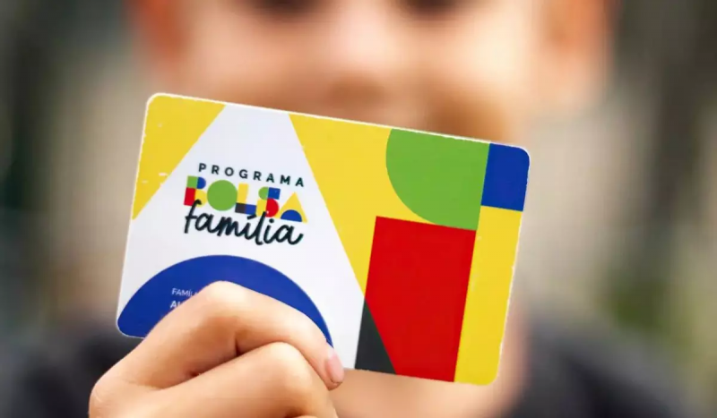 Pagamento do Bolsa Família em janeiro vai iniciar no dia 20 para beneficiários de NIS com dígito final 1. Na imagem, uma pessoa segura um cartão do Bolsa Família