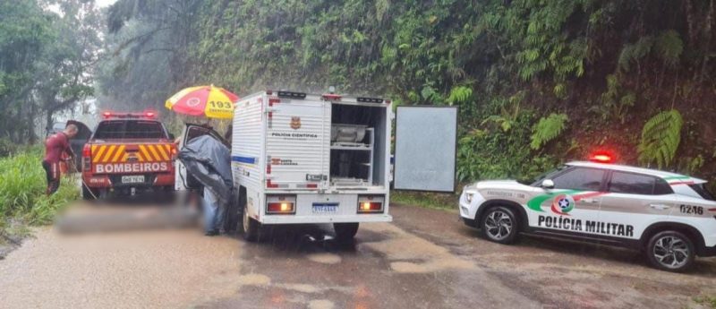 Corpo de homem retirado de rio e colocado dentro de caixote em Rio dos Cedros