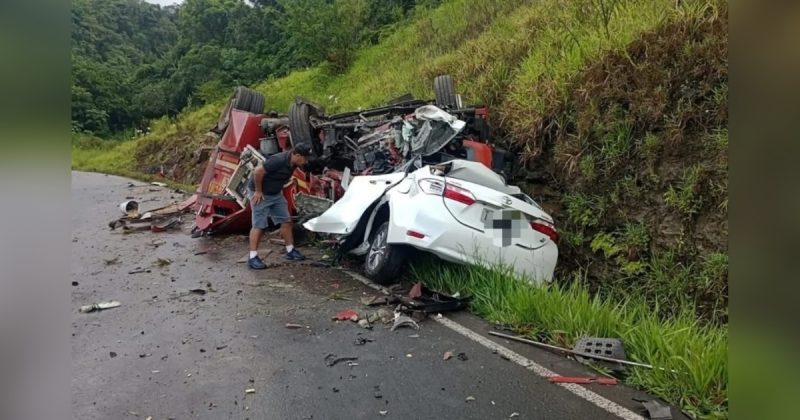 Caminhão dos bombeiros destruído e carro branco também 