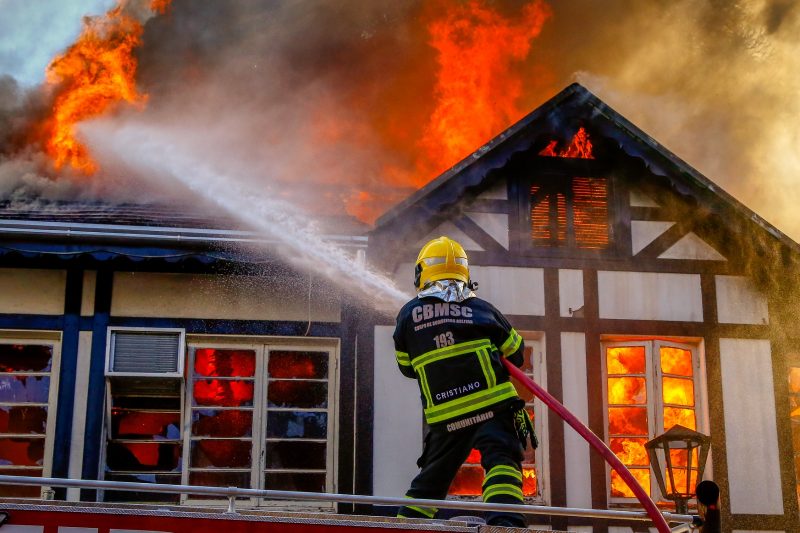 Incêndio em SC FOTOS: “Faxinão” dá o pontapé na recuperação de estrutura histórica 4 meses após incêndio em SC