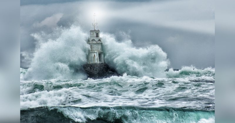 Imagem do mar indo contra uma edificação no meio do mar