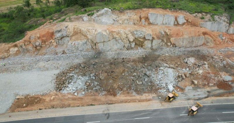 Detonação de rochas na BR-101