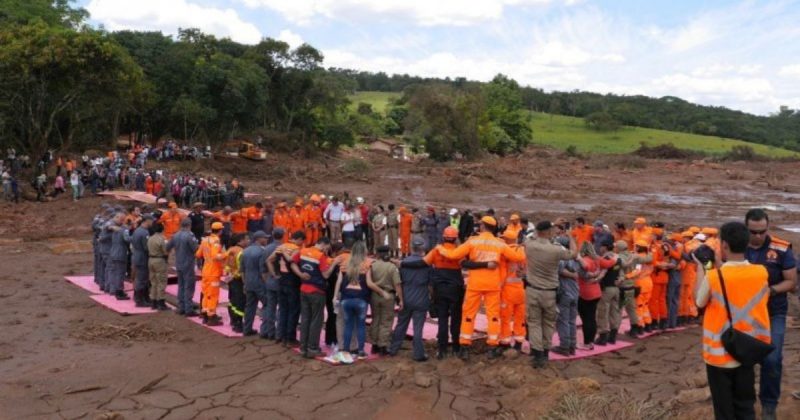 Homenagem prestada pelos bombeiros que trabalhavam nas buscas em Brumadinho