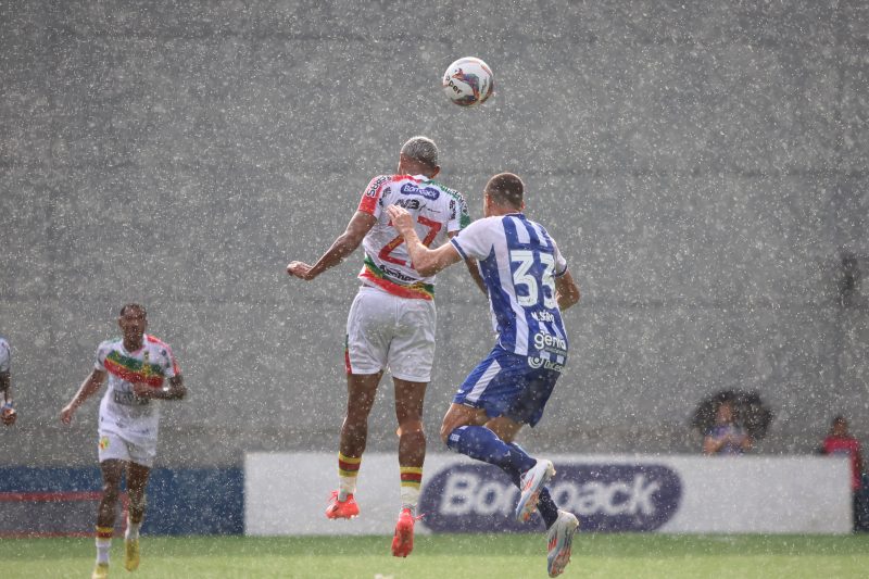 Jogo Brusque e Avaí teve falta de ambulância, chuva e interrupção