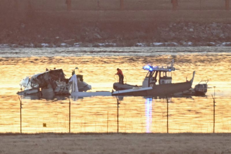 Avião se partiu em três partes e caiu sobre o rio Potomac, em Washington (D.C.)