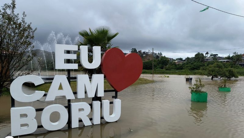 Imagem mostra letreiro "Eu amo Camboriú" alagado após as chuvas; prefeitura da cidade reforçou cuidados sobre a leptospirose