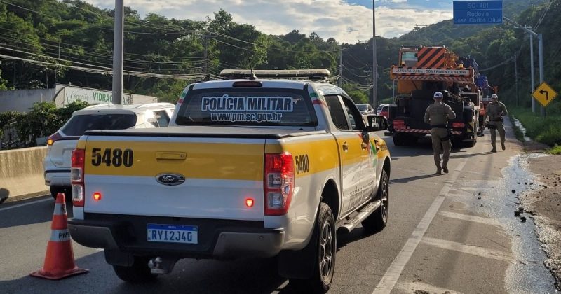 Caminhão deixou trânsito lento na SC-401, na manhã desta segunda-feira (20)