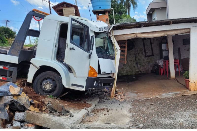 Caminhão fica sem freio ao descarregar carga e atinge casa em Chapecó