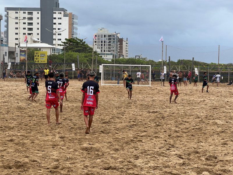 imagem mostra atletas durante partida do campeonato municipal de Navegantes