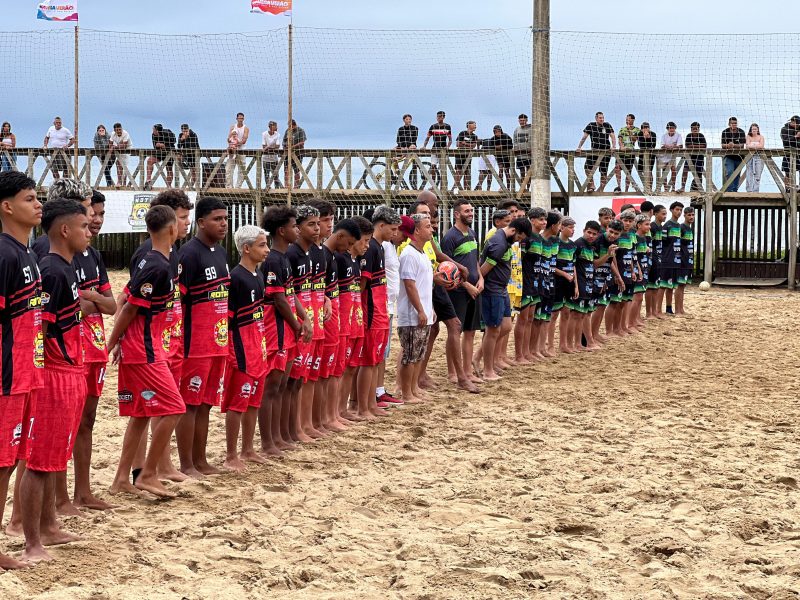 Imagem mostra atletas posicionados para o 40º campeonato de futebol de areia de Navegantes