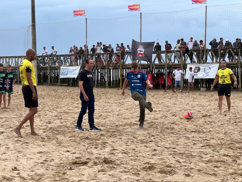 Imagem mostra início do campeonato de futebol de areia em Navegantes