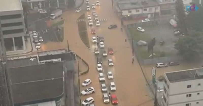 imagem aérea mostra alagamento causado pela chuva em Balneário Camboriú