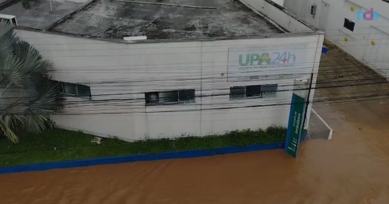 imagem mostra UPA de Balneário Camboriú coberta pela água da chuva