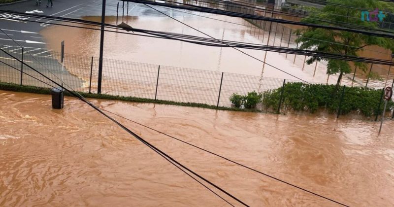 imagem mostra rua do shopping de Balneário Camboriú