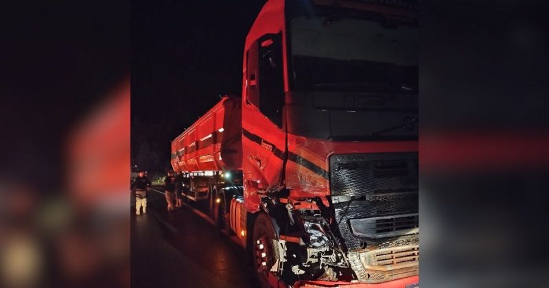 Acidente entre caminhonetes e caminhão aconteceu na noite de segunda-feira (20)