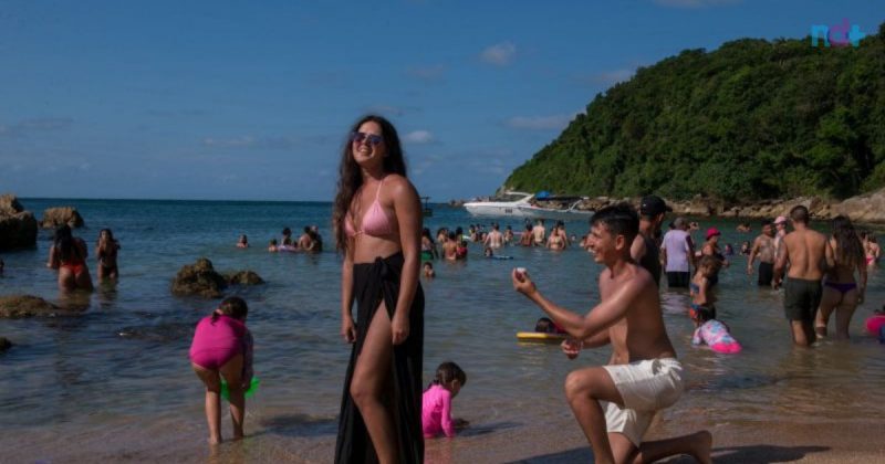 imagem mostra momento do pedido de casamento na praia da Paciência em Penha